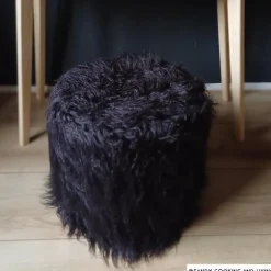 Poef fluffy - zwart - 38x42x42 cm